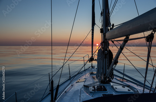 Fototapeta Naklejka Na Ścianę i Meble -  Sailing towards the sunset