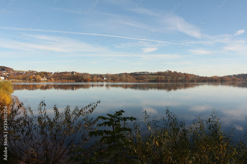 Blick auf das Wameler Becken, ein Vorbecken des Möhnesees im ...