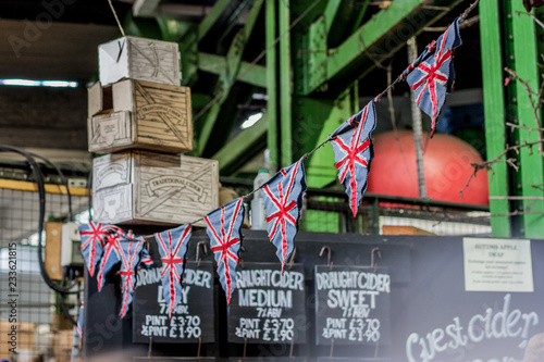Union Jack Flag celebrating Queen Elizabeth, Englische Flagge als Wimpelkette, royales Königreich Großbritannien, England, United Kingdom, UK