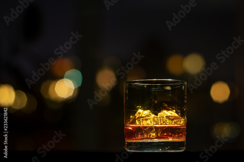 Whiskeyglas mit Eiswürfeln auf einer Bar photo