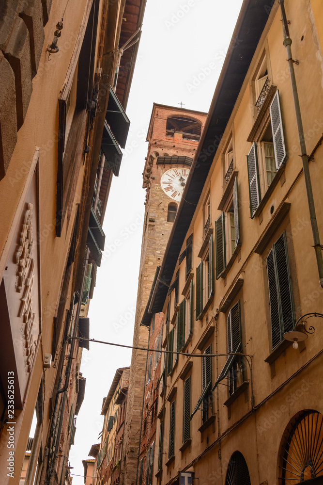 Blick nach oben in einer Gasse in italientischer Stadt