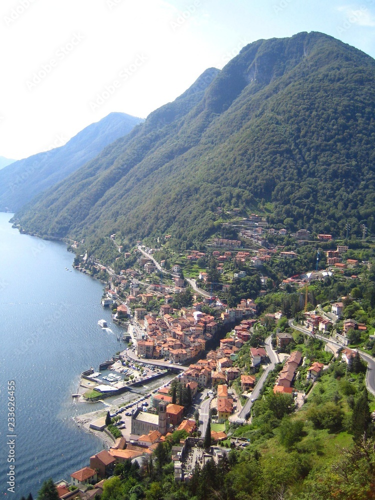 Lac de Côme, vue aérienne sur le village d'Argegno au pied d'une montagne (Italie)