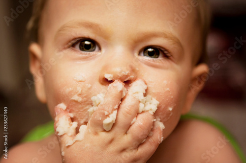 Tableau sur toile Portrait of baby eating food