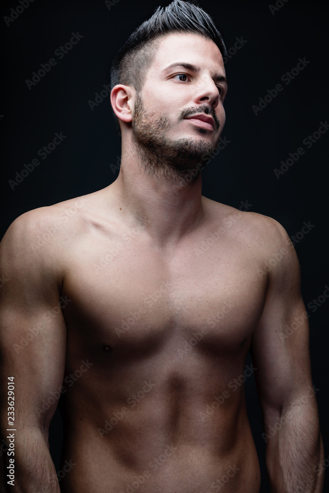 Junger, sportlicher, attraktiver Mann mit nacktem Oberkörper
