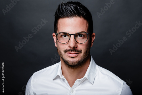 Junger attraktiver Mann mit Brille, Portrait