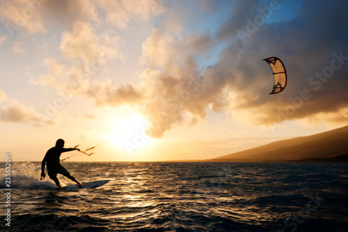 Tableau sur toile Silhouette man kiteboarding in sea against sky during sunset