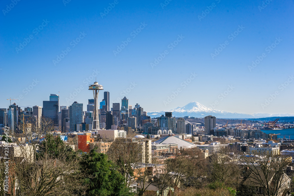 Seattle skyline with Mount Rainier, as viewed from Kerry Park on a sunny day with no clouds