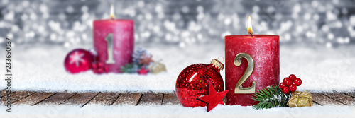 Zweiter Advent schnee panorama Kerze mit Zahl dekoriert weihnachten Aventszeit holz hintergrund lichter bokeh / second sunday advent