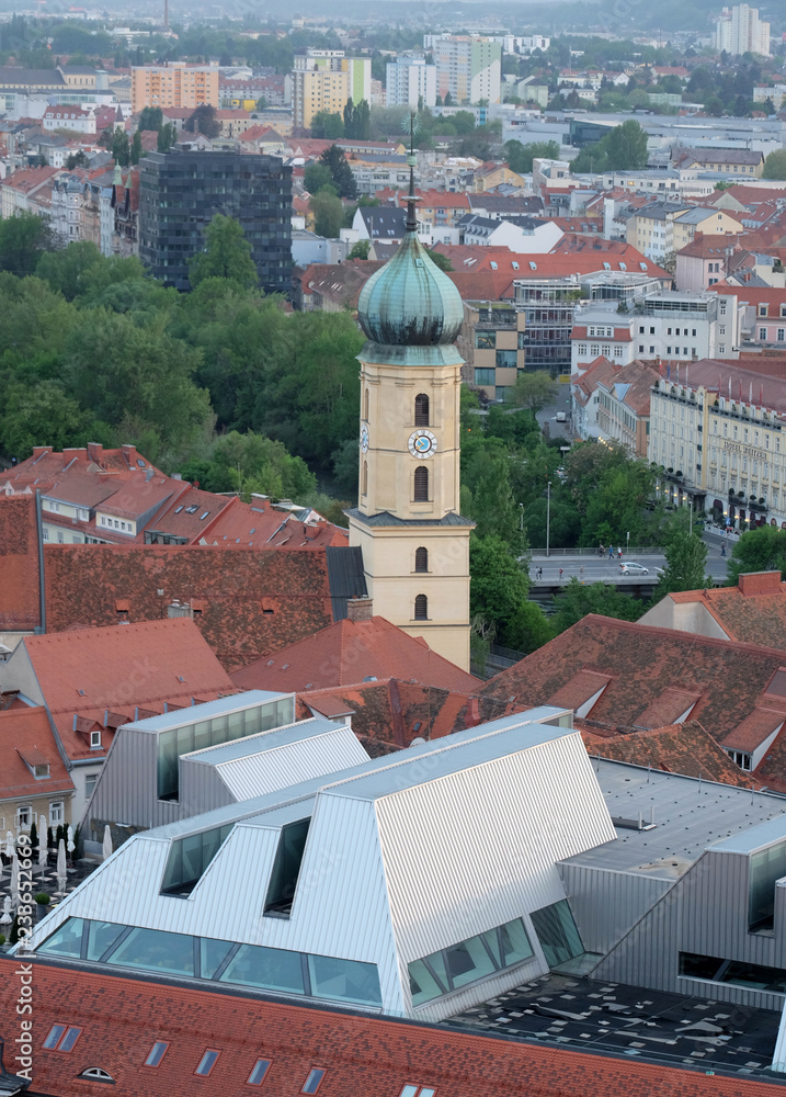 Obraz premium GRAZ . BLICK AUF ALTSTADT MIT FRANZISKANERKIRCHE VOM SCHLOSSBERG AUS