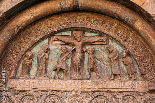 Photos Cristo in croce tra due centurioni; rilevo di scuola Antelamica