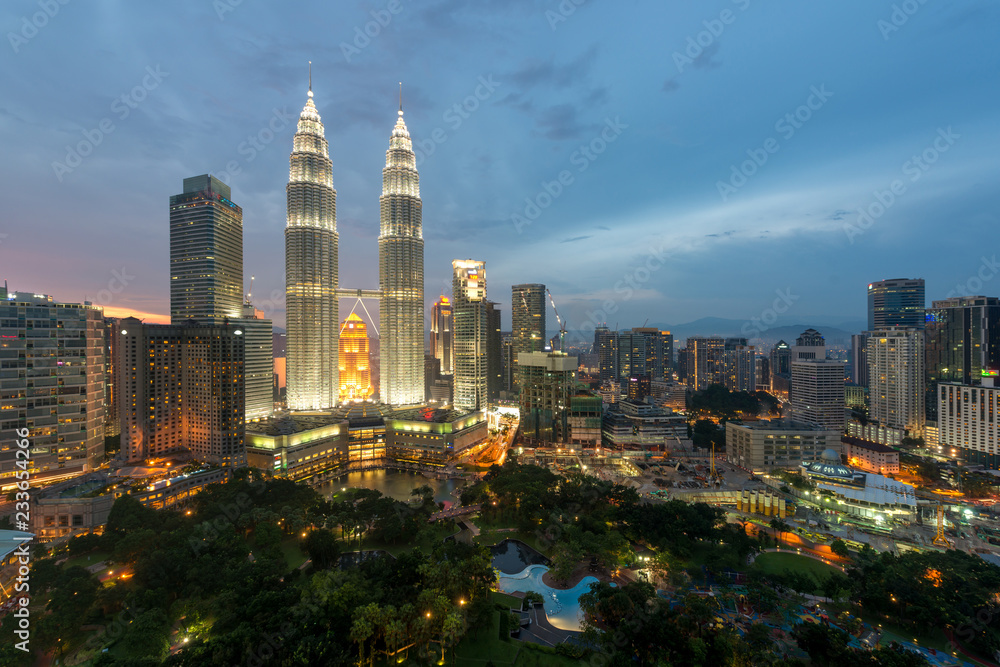 Naklejka premium Panoramę Kuala Lumpur i wieżowiec w nocy w Kuala Lumpur, Malezja.