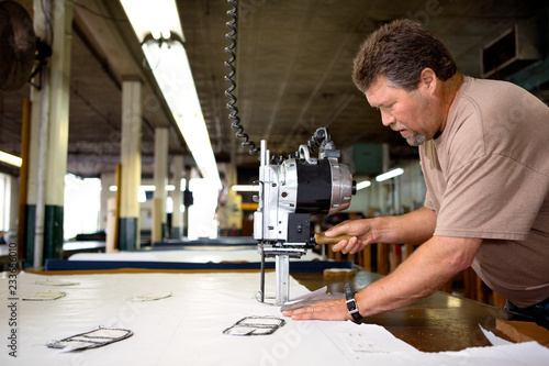 Quadro em tela Man using machinery in factory