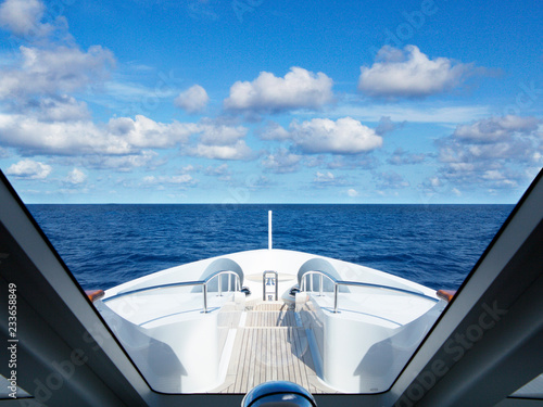 Εκτύπωση καμβά Scenic view of clouds over sea seen through yacht
