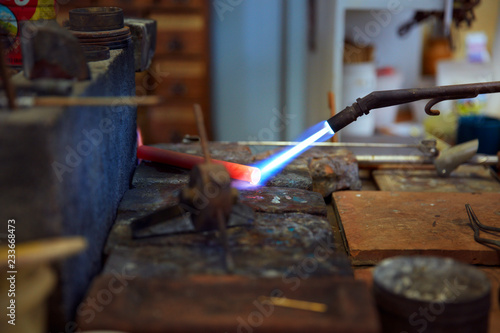 Εκτύπωση καμβά Welding torch heating metal in workshop