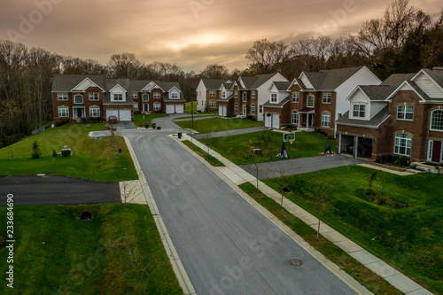 Fototapeta Naklejka Na Ścianę i Meble -  Aerial panorama of a row of newly constructed two story single family homes in a new construction middle class  real estate in Maryland with sidewalk