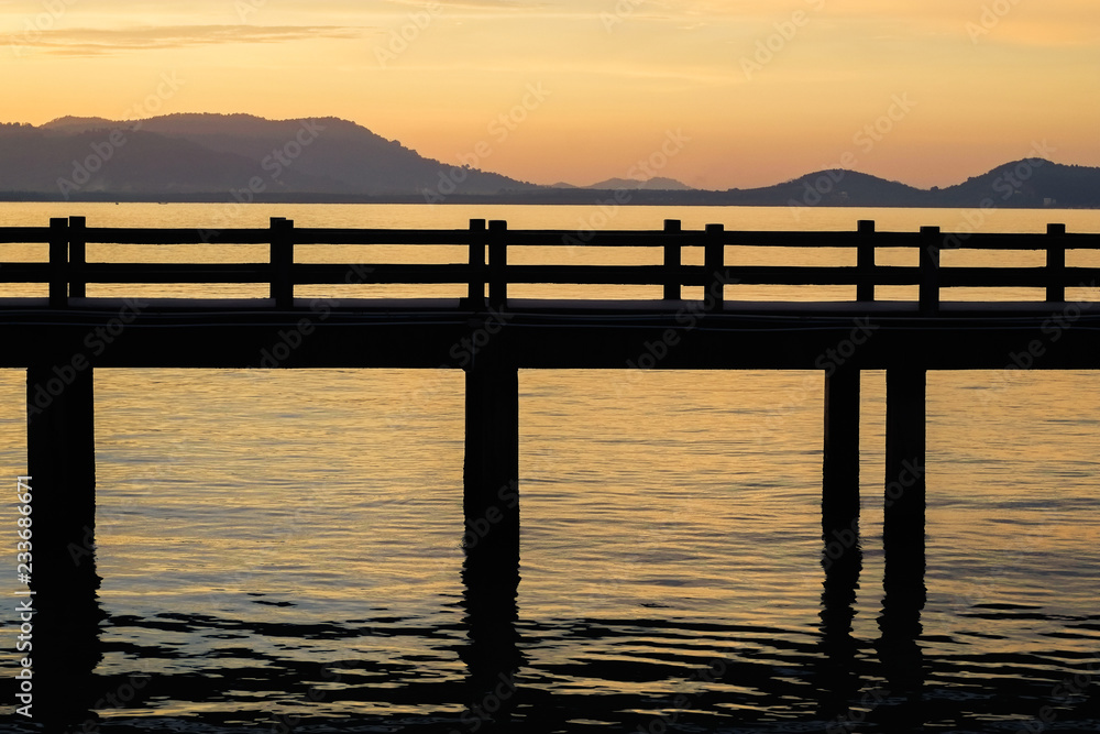 Obraz premium Shadow of a beautiful bridge in the sunset.