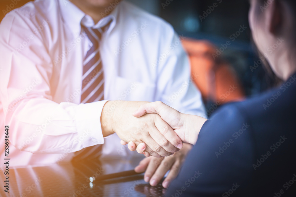 Obraz premium Investors get money from investors in the insurance business with the bank, businessman get money concept, bank customers come to negotiate a loan to invest.