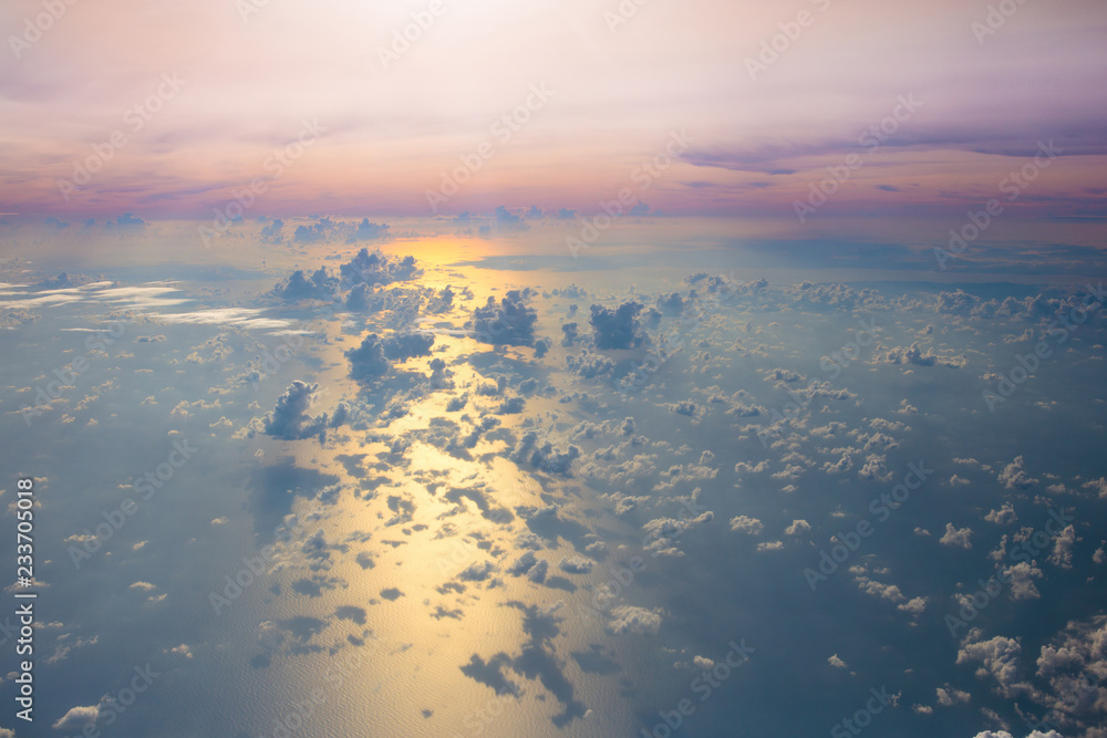 Fototapeta premium Ocean przy zmierzchem lub wschodem słońca, widok od samolotu