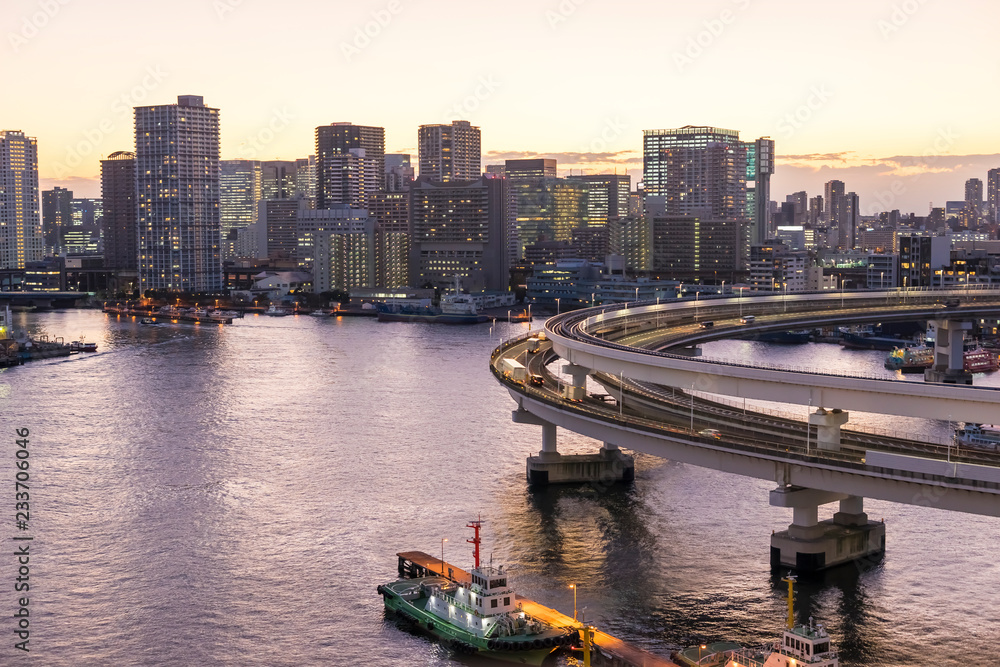 Fototapeta premium evening view of shibaura tokyo