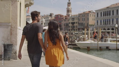 Pareja enamorada pasea por Venecia