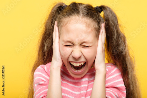 Tableau sur toile frightened petrified screaming girl covering her ears
