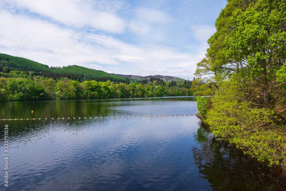 Der gestaute Fluss Tummel bei Pitlochry in den schottischen Highlands