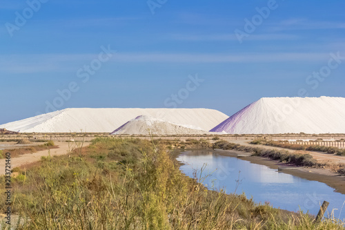 Montagnes de sel    Aigues-Mortes  les Salins du Midi 