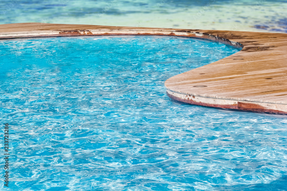 Obraz premium Piscine à débordement avec vue sur lagon