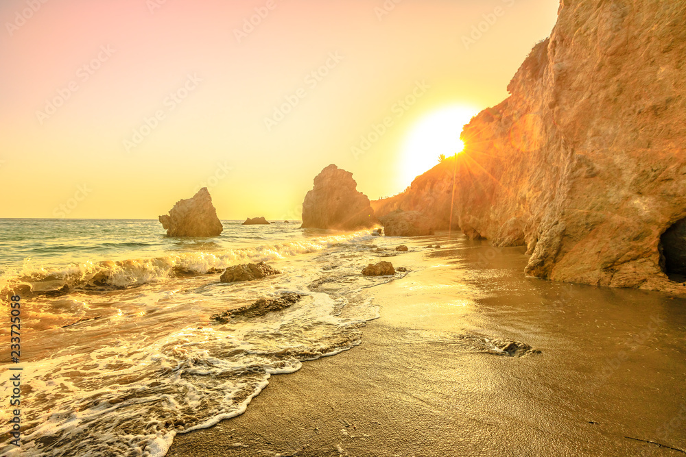 Obraz premium Scenic El Matador State Beach, Kalifornia, Stany Zjednoczone. Światła zachodu słońca między filarami i głazem najczęściej fotografowanej plaży Malibu na Oceanie Spokojnym. Piękny zachód słońca na morzu Kalifornii, zachodnim wybrzeżu.