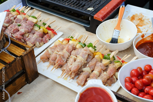 Prepare dinner with barbecue in the garden.