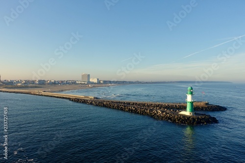 einfahrt mit dem schiff in den hafen Rostock Warnemünde mit blick auf die mole strand und den grünen leuchtturm