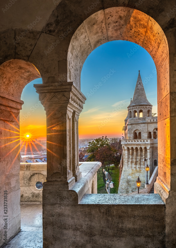 Obraz premium Budapeszt, Węgry - Wschód słońca na Baszcie Rybackiej (Halaszbastya) przez gotyckie okna i balkon
