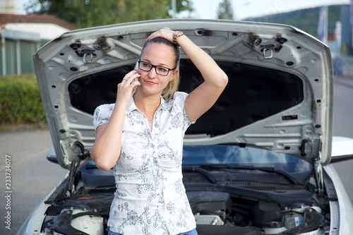 Frau mit autopanne