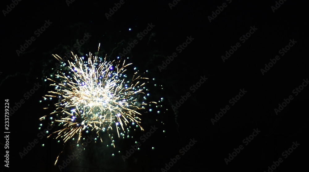 Feuerwerk an Silvester Neujahr mit Pyrotechnik Feuerwerk an Silvester Neujahr mit Pyrotechnik