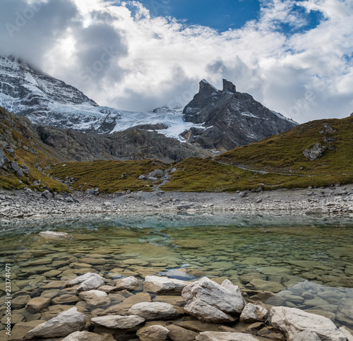 Oberhornsee im hinteren Lauterbrunnental mit Gletscher