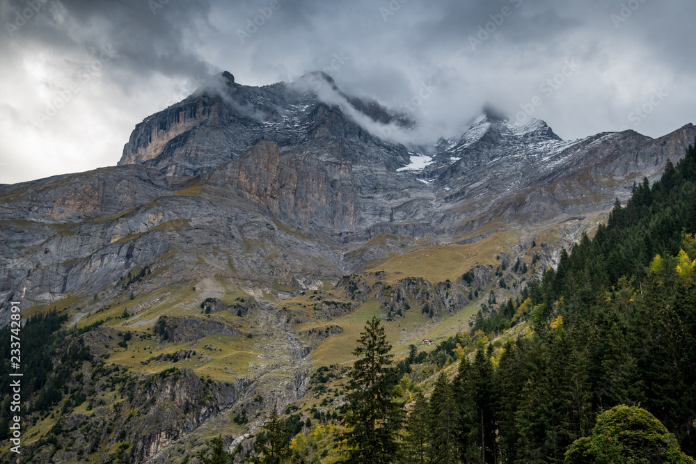 Herbststimmung im Lauterbrunnental mit Blick auf die Rückseite der Jungfrau