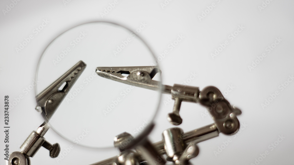 Lupa con pinzas para electrónica Lupa con pinzas para electrónica