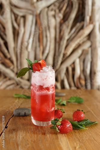 Cuadro en lienzo Strawberry cocktail on wooden table