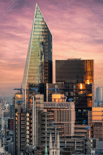Die markante Architektur der City von London bei Sonnenuntergang