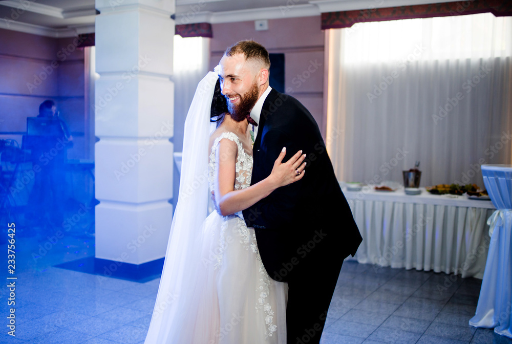 Fototapeta premium Cool dance newlyweds on the dance floor