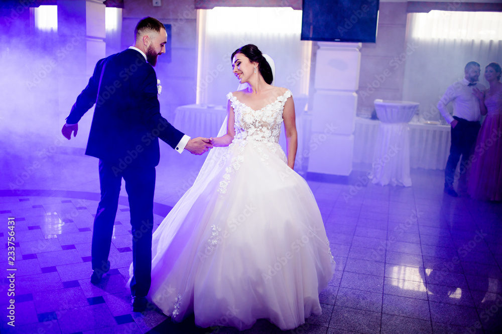 Fototapeta premium Unbelievable dance newlyweds on the dance floor
