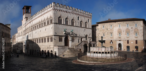 Perugia, Platz 4. November mit Palazzo dei Priori und Fontana Maggiore