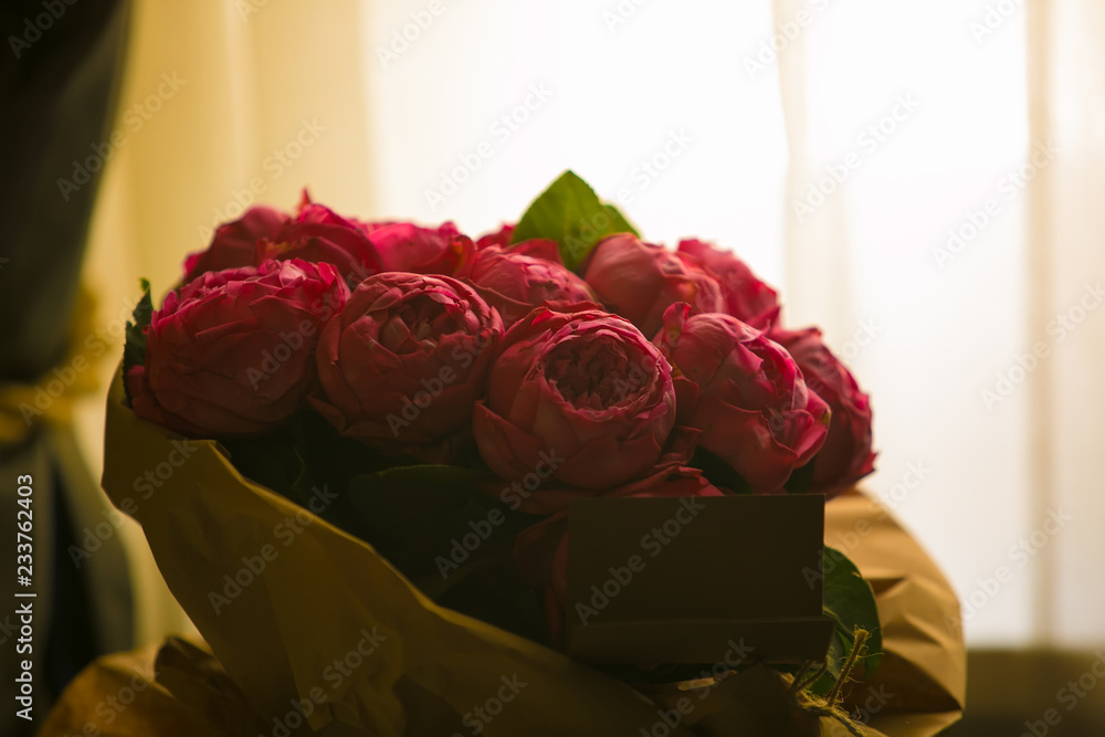 Obraz premium close up beautiful red roses bouquet with glowing light background for valentine day and love theme.