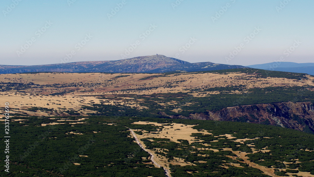 Górska równina w Karkonoskim Parku Krajobrazowym, z widokiem na Wielki Szyszak