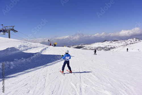 Esquiadores montando desde las cimas de la sierra nevada.
