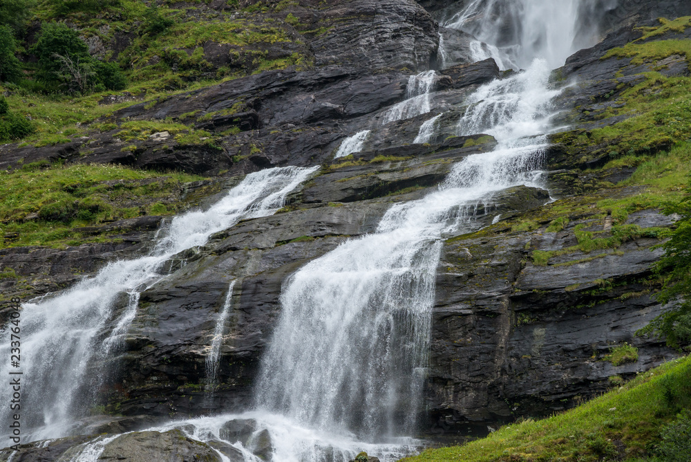 kaskadierter wasserfall stürzt über Felsen ins Tal in Norwegen