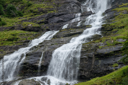kaskadierter wasserfall st  rzt   ber Felsen ins Tal in Norwegen