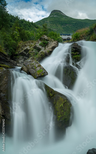 Langzeitbelichtung eines Gerbirgsflusses in Norwegen mit Felsen im Bachlauf  Norwegen