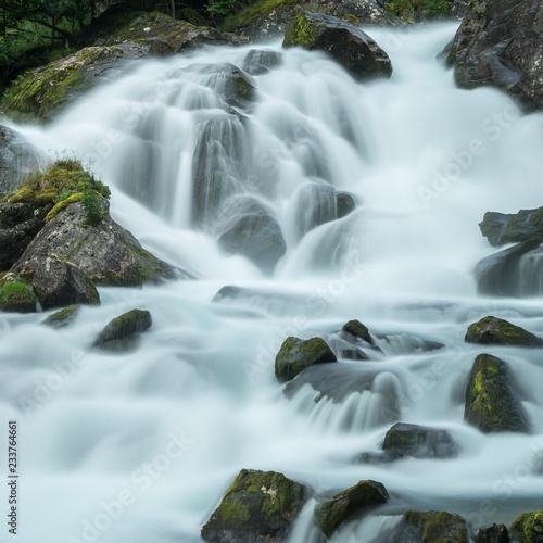 Langzeitbelichtung eines Gerbirgsflusses in Norwegen mit Felsen im Bachlauf, Norwegen
