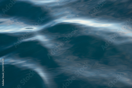 kleine, abstrakte Wellen in dunkelblauem Wasser